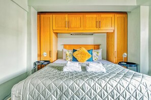 Apartment (1 Bedroom) | 1 bedroom, premium bedding, desk, laptop workspace