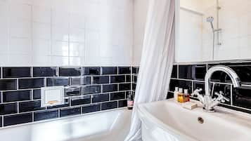 Apartamento (1 Bedroom) | Banheiro | Produtos de toalete grátis, secador de cabelo, toalhas de banho