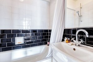 Apartment (1 Bedroom) | Bathroom