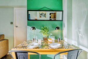 Apartment (1 Bedroom) | In-room dining