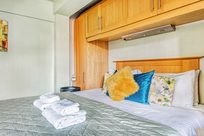 Apartment (1 Bedroom) | 1 bedroom, premium bedding, desk, laptop workspace