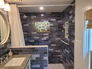 Combined shower/tub, towels - Northside Off of Historic 6A      Lovely pet friendly rental home RPMS069 (Barnstable)