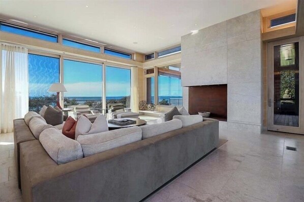 TV, offices - Stunning Modern Masterpiece on the Beach in Truro RPAM031 (North Truro)