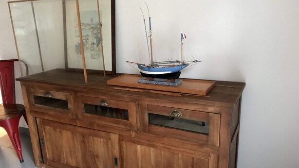 Un mueble de madera con cajones y una repisa.