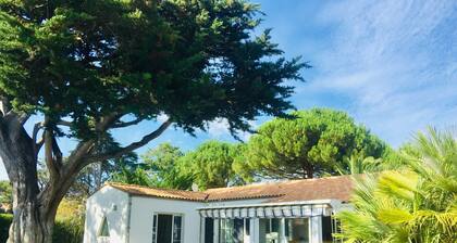 La Tanière, piscine et 300m de la mer
