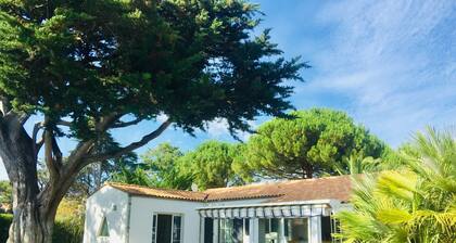 La Tanière, piscine et 300m de la mer