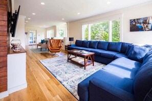 Fernseher, Tischtennisplatte