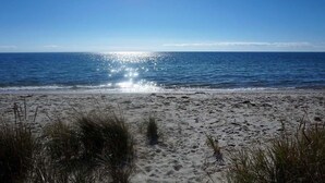 På stranden