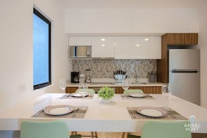 Refrigerador con congelador, microondas, horno y parrilla de estufa