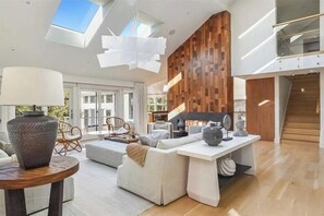 Smart-tv, eldstad, ett bordtennisbord och böcker