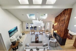 Smart TV, fireplace, ping pong, books