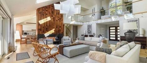 Smart TV, chimenea, mesa de ping pong, libros