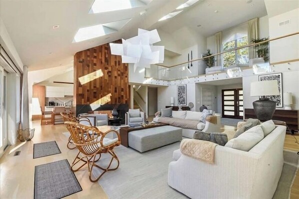 Smart-tv, eldstad, ett bordtennisbord och böcker