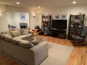 Smart TV, caminetto, lettore DVD, tavolo da ping pong