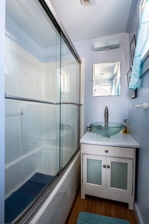 Combined shower/tub, hair dryer, towels