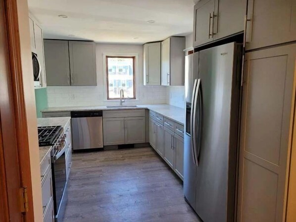 Refrigerador, microondas, horno y parrilla de estufa 