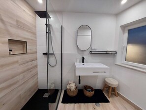 Ducha, secador de pelo, toallas y jabón