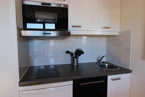 Kühlschrank, Mikrowelle, Ofen, Geschirrspüler