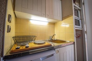 Frigorífico, microondas, horno y cafetera o tetera