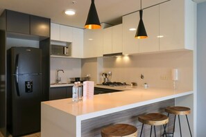 Réfrigérateur, micro-ondes, four, plaque de cuisson