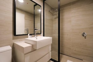 Douche, sèche-cheveux, serviettes fournies