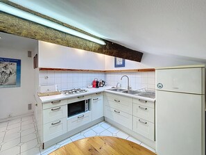 Kühlschrank, Mikrowelle, Herdplatte, Wasserkocher mit Kaffee-/Teezubehör