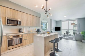 ثلاجة، ميكروويف، فرن، موقد طهي مسطح