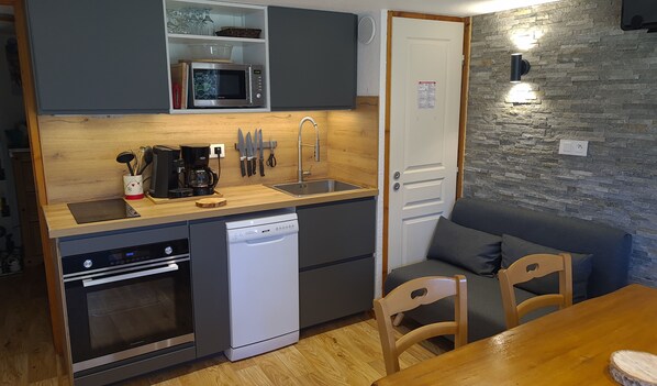 ثلاجة، ميكروويف، فرن، موقد طهي مسطح