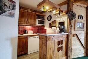 Fridge, oven, dishwasher, coffee/tea maker