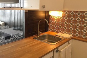 Fridge, oven, dishwasher, coffee/tea maker