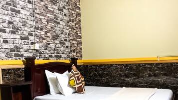 Habitación individual clásica, 1 cama de matrimonio grande | 1 dormitorio, edredones de plumas, escritorio