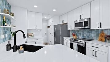 Jääkaappi, mikroaaltouuni, uuni, astianpesukone