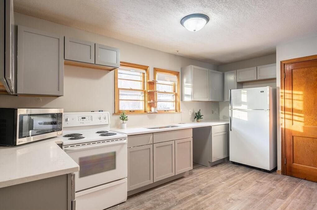 Microwave, cookware/dishes/utensils