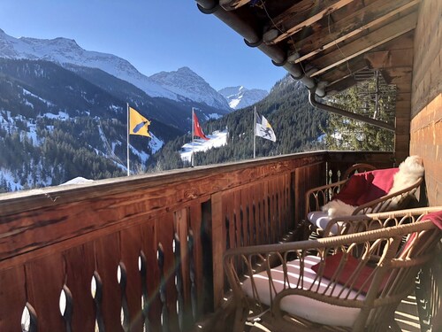 Cosy ski retreat Swiss Alps 10 min to Arosa Sleeps 6. Spectacular mountain views