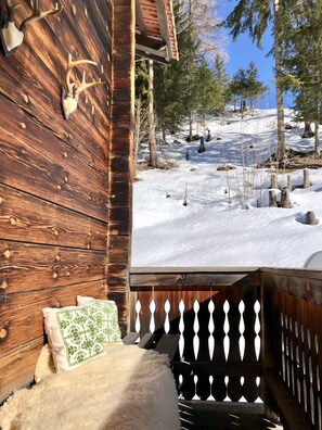Terrace/patio - Cosy ski retreat Swiss Alps 10 min to Arosa Sleeps 6. Spectacular mountain views (Langwies)