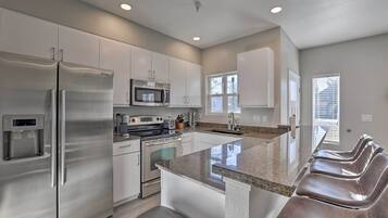 Fridge, microwave, stovetop, dishwasher