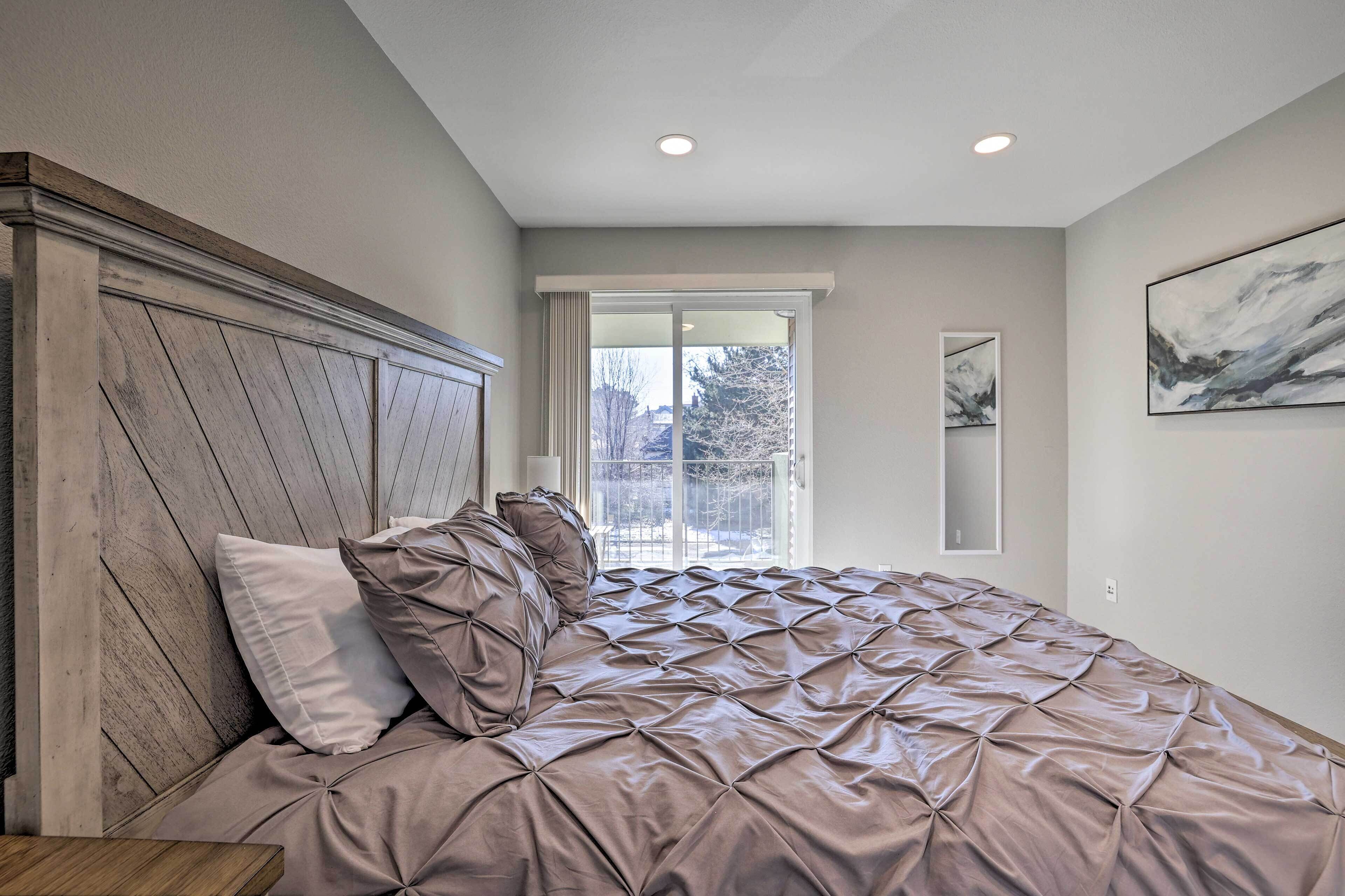 3 bedrooms, desk, travel crib, internet