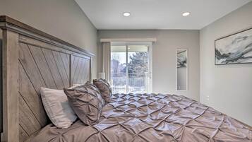 3 bedrooms, desk, travel crib, internet