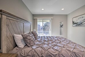 3 bedrooms, desk, travel crib, internet - Chic Boise Abode: Walk to Bars & Restaurants! (Boise)