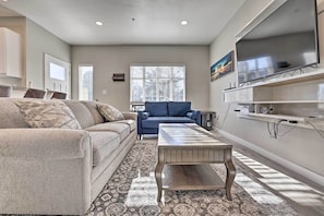 TV - Chic Boise Abode: Walk to Bars & Restaurants! (Boise)