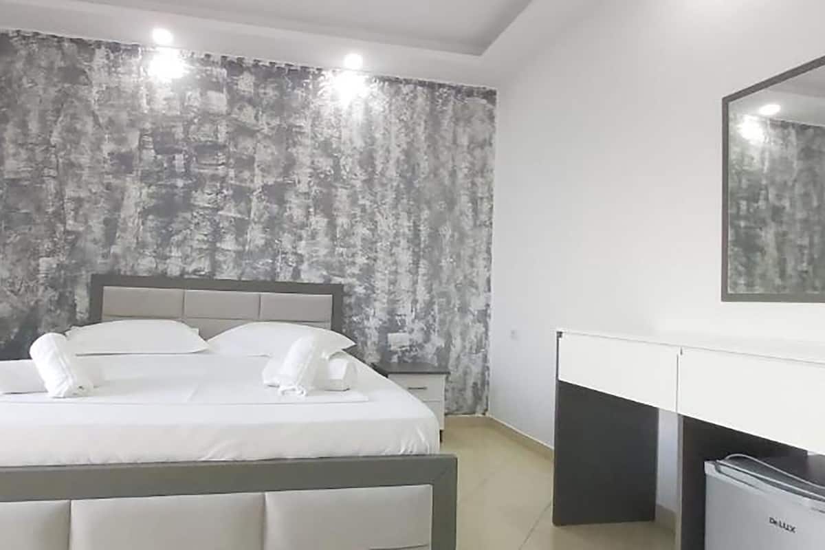 Habitación doble Deluxe, balcón, vista al mar | 1 habitación, wifi gratis y ropa de cama