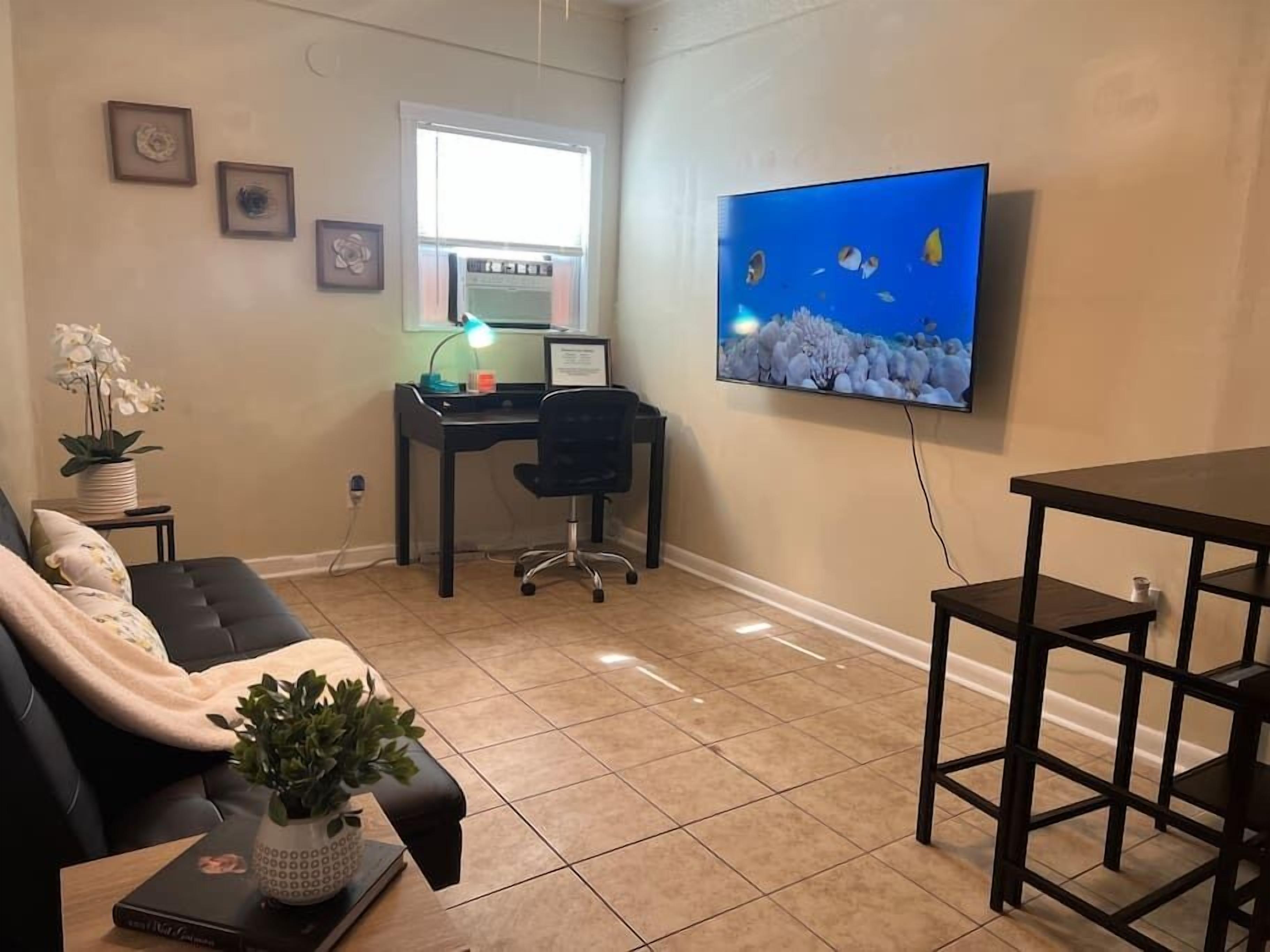 Austin KING Suite C w/ laundry & desk by Downtown