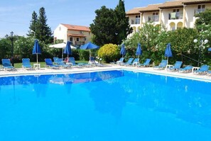 Seasonal outdoor pool - Alexandros Studios Apartments (Corfu)