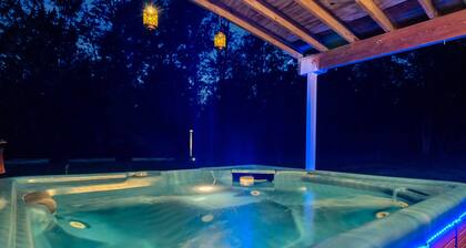 Uhost AI - 4BR Getaway - Cozy Firepit & Hot Tub Fun