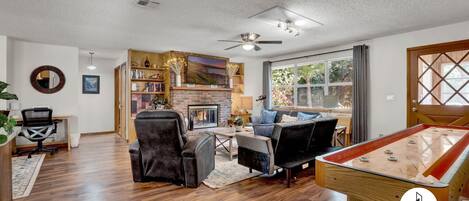 Télévision, cheminée, jeux vidéo, espaces bureaux