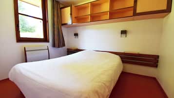 2 chambres, lits bébé (gratuits), draps fournis