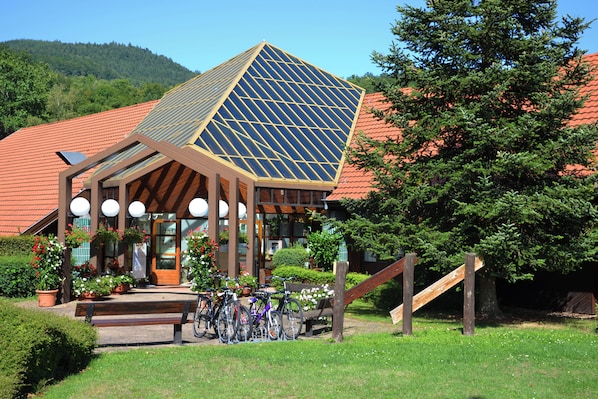 Vista frontal de la propiedad