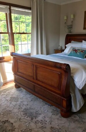4 chambres, bureau, fer et planche à repasser, lit de bébé portatif