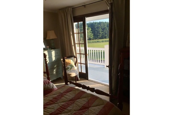 4 quartos, escrivaninha, ferros/tábuas de passar roupa, berço de viagem