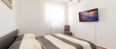 4 bedrooms, iron/ironing board, WiFi, bed sheets